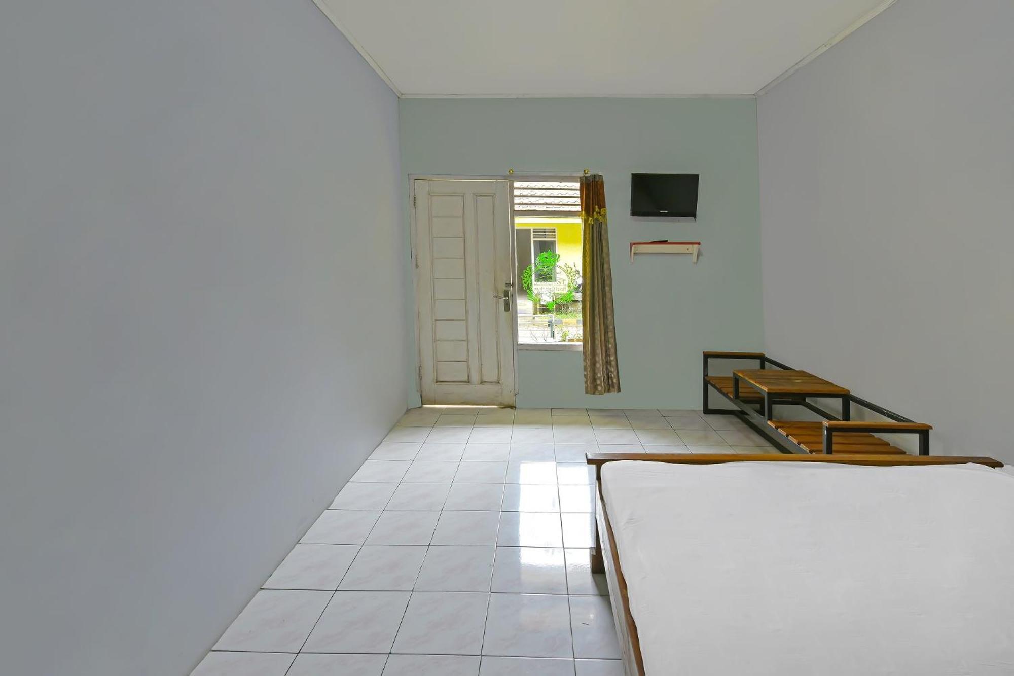 Spot On 91905 Hotel Cipto Arum Cilacap Exterior photo